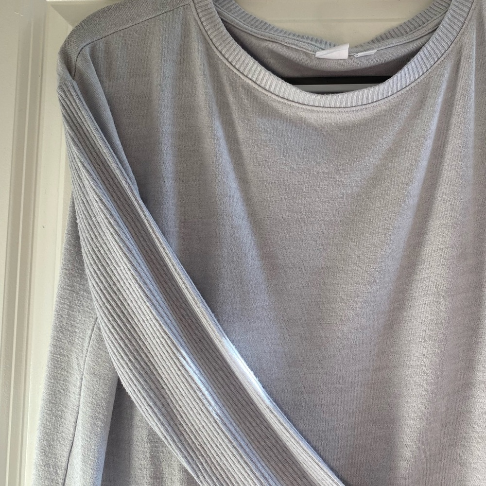 Comfy grey gap sweater with ribbed sleeves